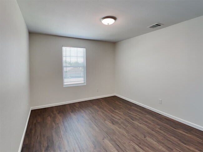Building Photo - 5023 Highland Crest Dr