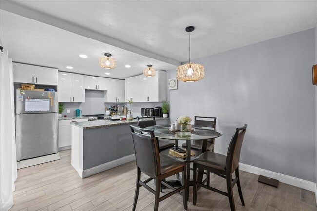 Building Photo - 2704 27th Way