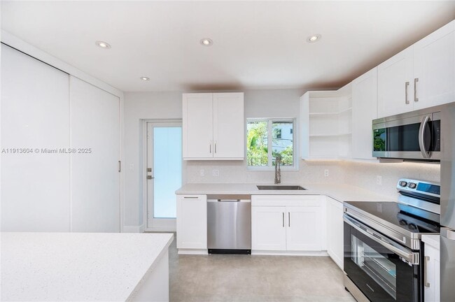 Building Photo - 636 Malaga Ave