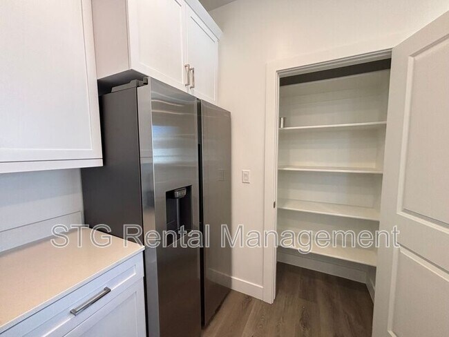 Building Photo - 5801 S Garnet Dr