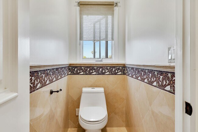 Building Photo - GORGEOUS 7 BED 6.5 BATH FOR LEASE IN BEVER...