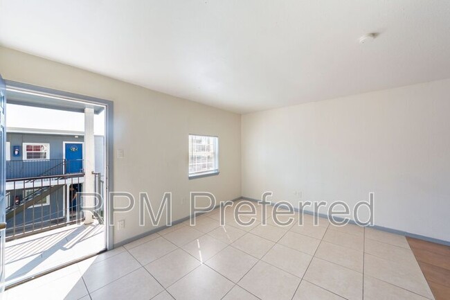 Building Photo - 1800 N Wayside Dr