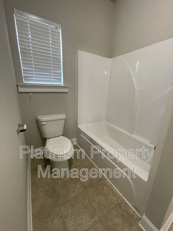 Building Photo - 5180 Mirror Lake Dr