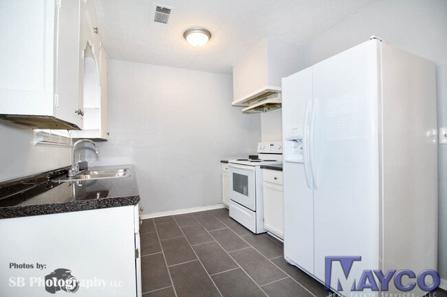 Building Photo - 3 bedroom 1.5 Bath house newly remodeled!