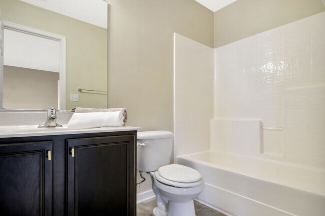 Building Photo - Spacious 3 Bedroom 3.5 Bathroom Townhome in Newport News