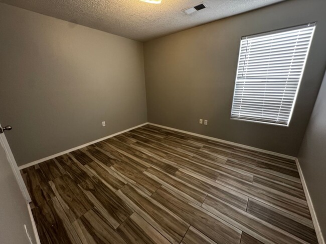 Building Photo - 3 Bedroom 2 Bath Home