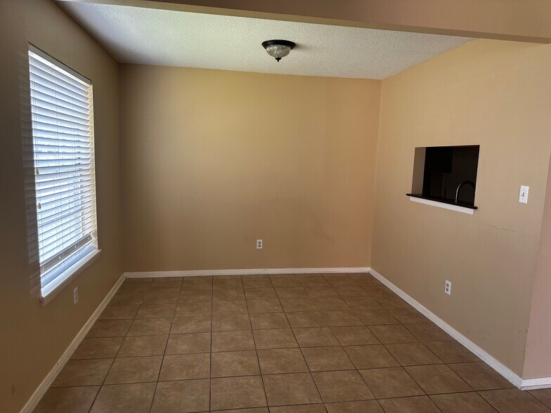 Building Photo - 1118 Violet Ave