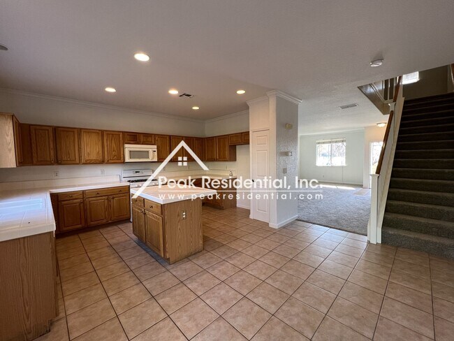 Building Photo - Spacious 4bd/2.5ba Rocklin Home with 2 Car...