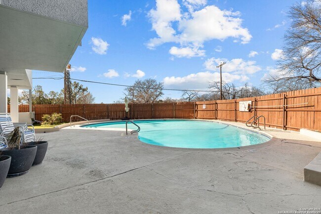 Building Photo - 7039 San Pedro Ave