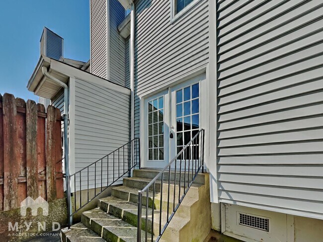 Building Photo - 461 Claircrest Dr