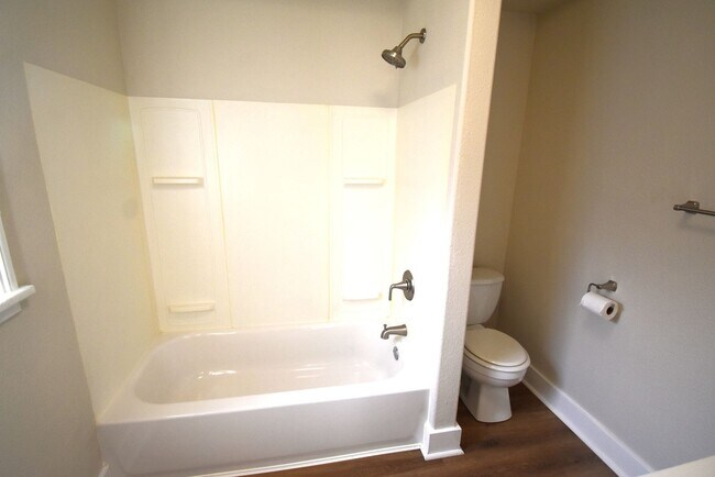 Building Photo - Freshly Remodeled Cozy Cottage Home