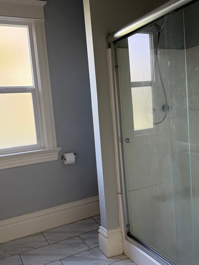 Building Photo - 1422 SE 34th Ave