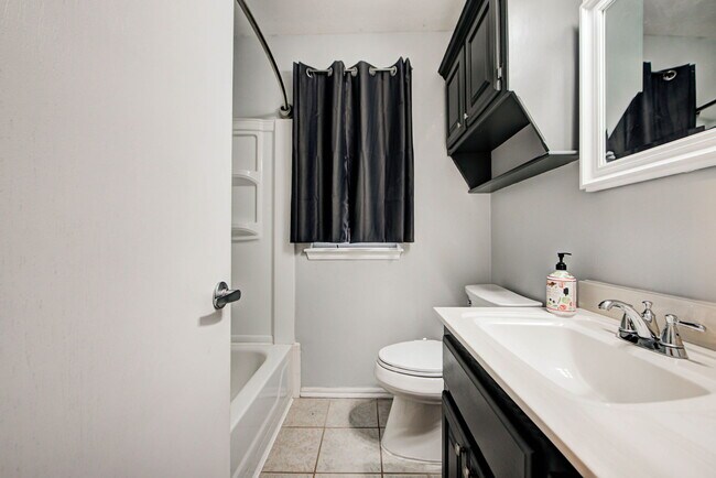 Building Photo - 1817 SE 1st St