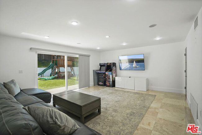Building Photo - 16544 Park Ln Dr