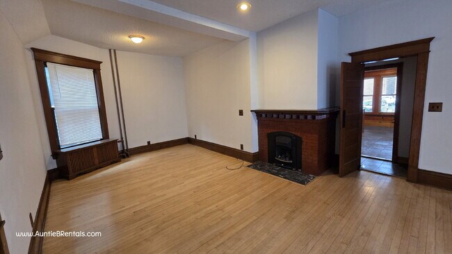 Building Photo - 3 bed - 1 bath One block from Grand Ave in...