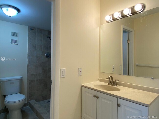 Building Photo - 9180 Fontainebleau Blvd