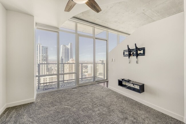 Building Photo - 38th Floor Spire Stunner!