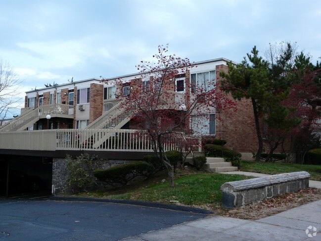 Building Photo - 409 N Broadway