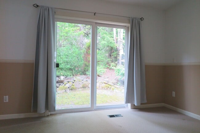 Building Photo - Discover easy living at Forest Heights 2b/2ba Townhome!