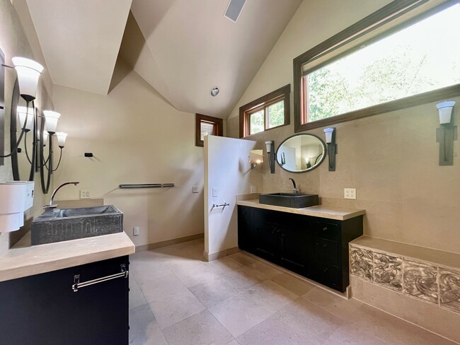 Building Photo - Luxury Estate Retreat in the Heart of Samm...
