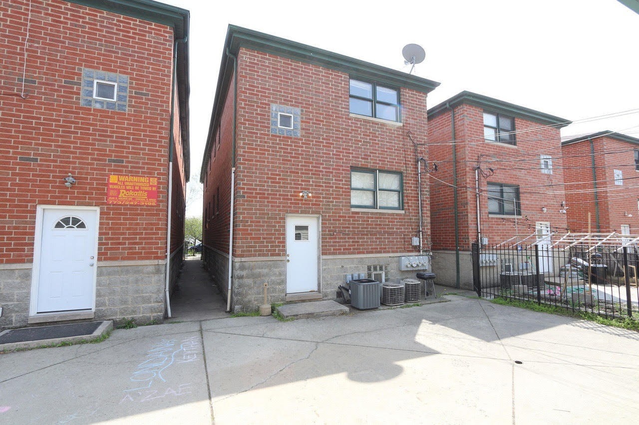 Building Photo - 2708 W 37th Plz