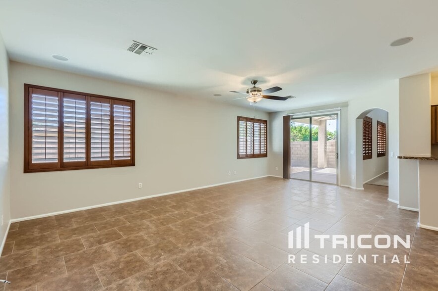 Building Photo - 40781 W Robbins Dr
