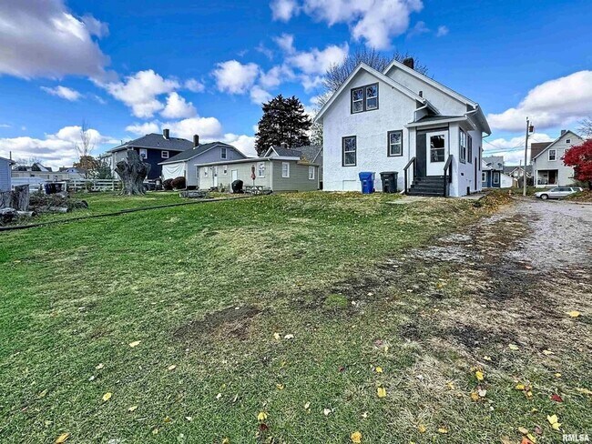 Building Photo - 3 Bedroom Rental in Moline