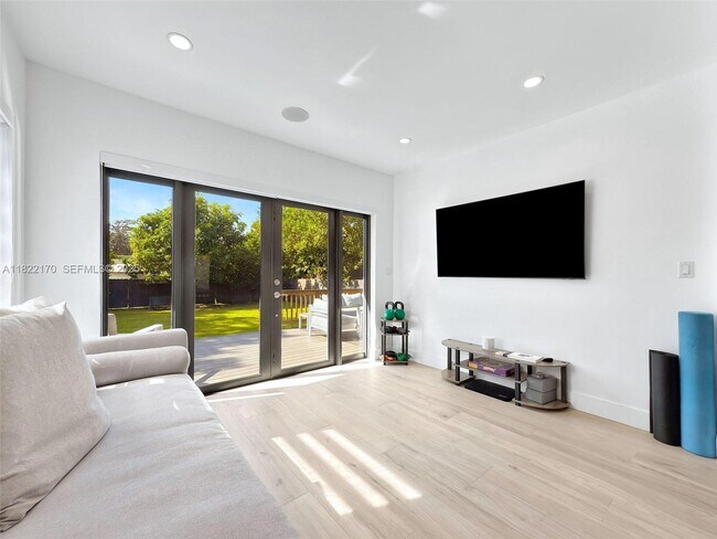 Building Photo - 130 SW 25th Rd