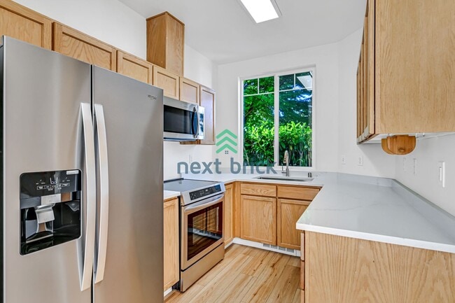 Building Photo - 2 BED & 1.5 BATH TOWNHOUSE FOR RENT