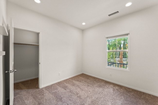 Building Photo - 950 N Ellie St
