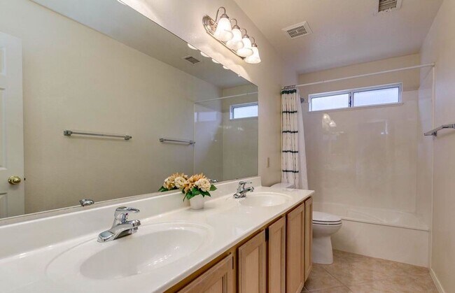 Building Photo - Spacious 3 Bedroom in the Foothills!