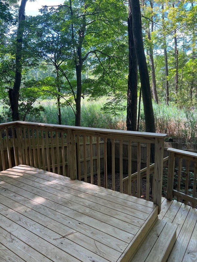 Building Photo - LARGE 3 BEDROOM TOWNHOME