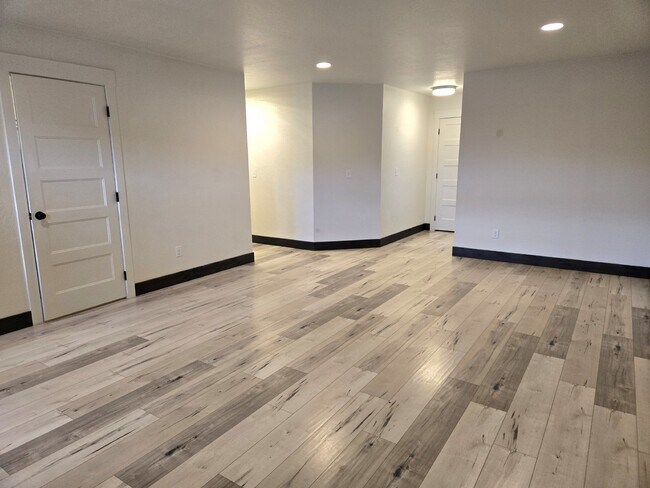 Building Photo - $500 off 1st month's rent!