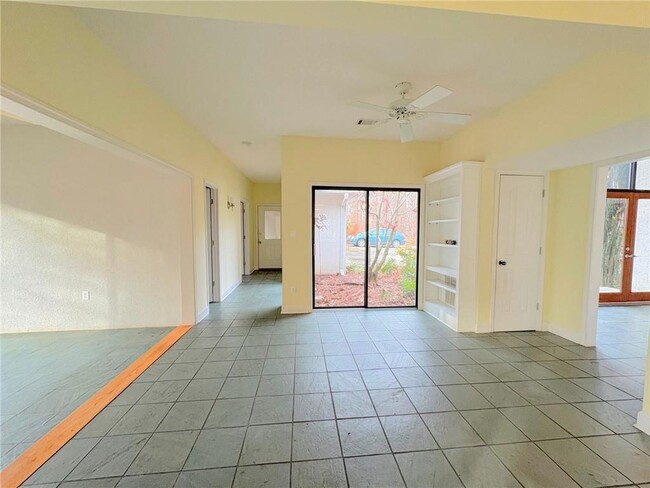 Building Photo - 2939 Rivercrest Dr