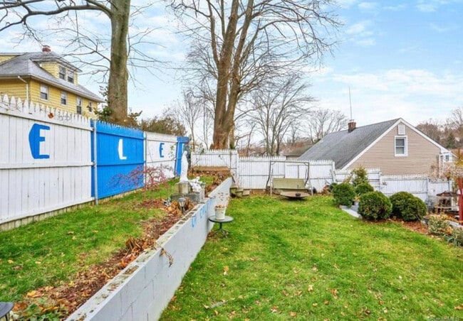 Building Photo - 2 Oak St