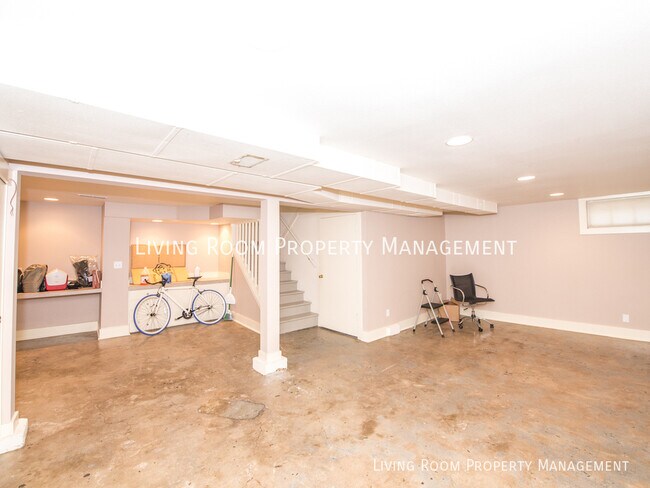 Building Photo - 3023 NE 44th Ave