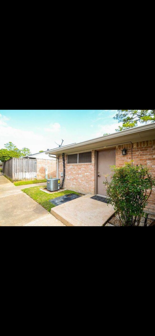 Building Photo - 1108 W Tri Oaks Ln