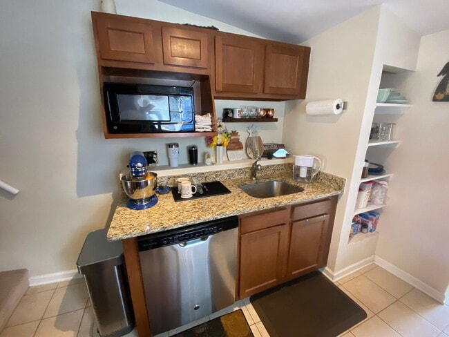 Building Photo - Charming two level row house in downtown Frederick available now!