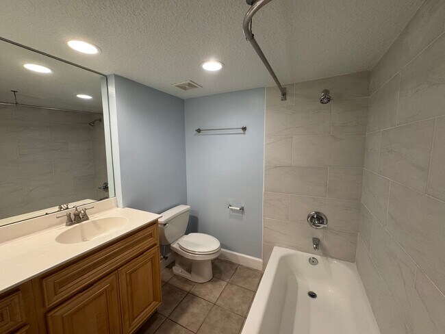 Building Photo - Fall Into Savings – First Month Free 2 Bed...