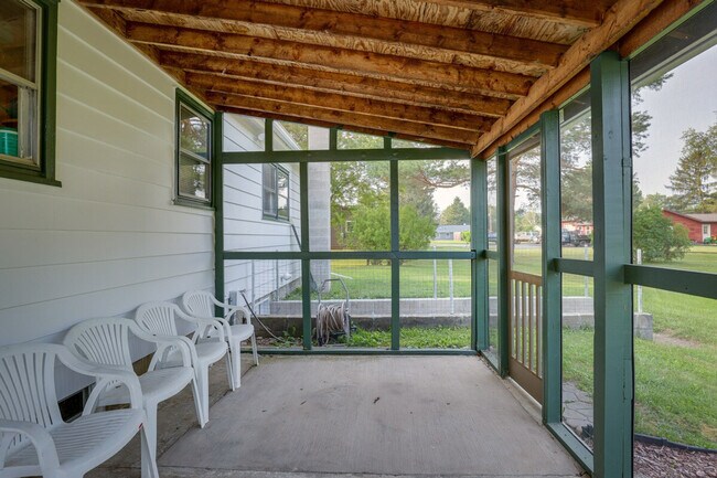 Building Photo - 2 Deo St