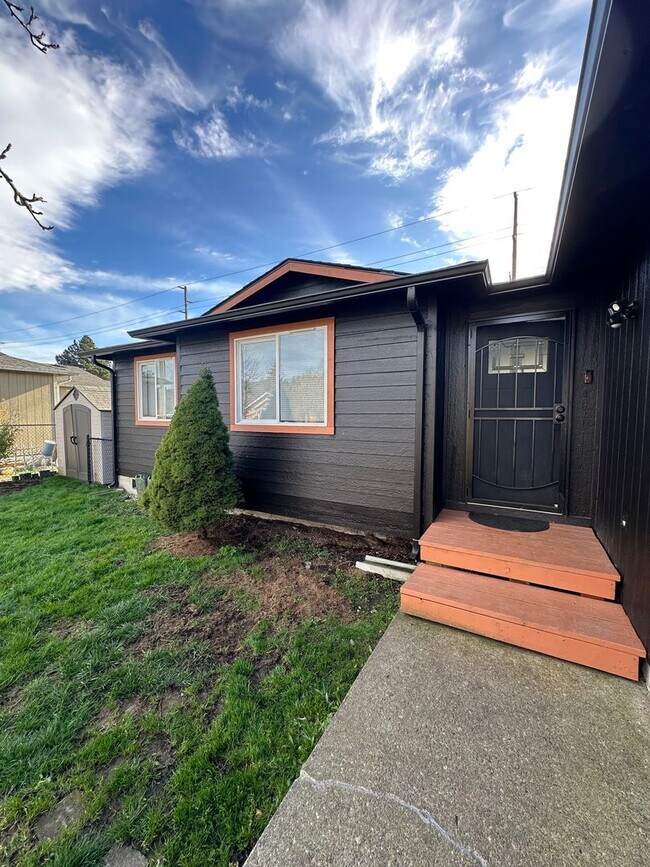 Building Photo - 3 Bedroom 2 Bath in Chehalis