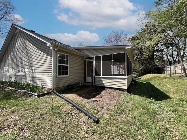 Building Photo - 2836 Roscommon Dr