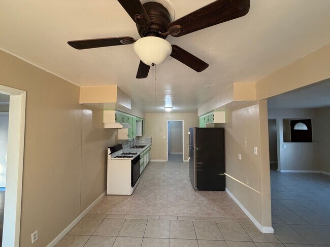 Building Photo - Affordable 3 BD 2 BA house in SW Bakersfield on a corner lot