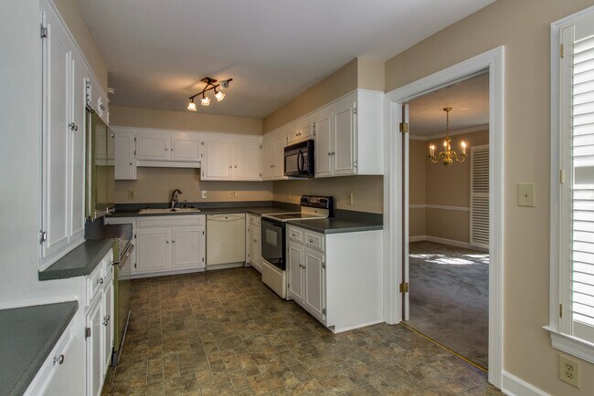 Building Photo - Huge Yard and Privacy, Right on Hillsboro Road at Fieldstone Farms!