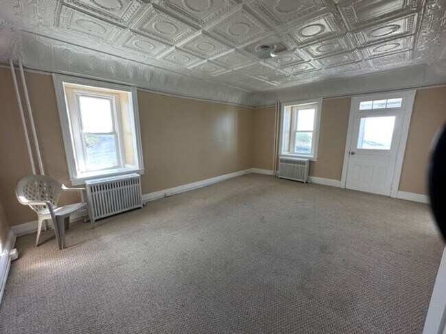 Building Photo - Four Bedroom 1.5 Bath Farm House in Hamburg