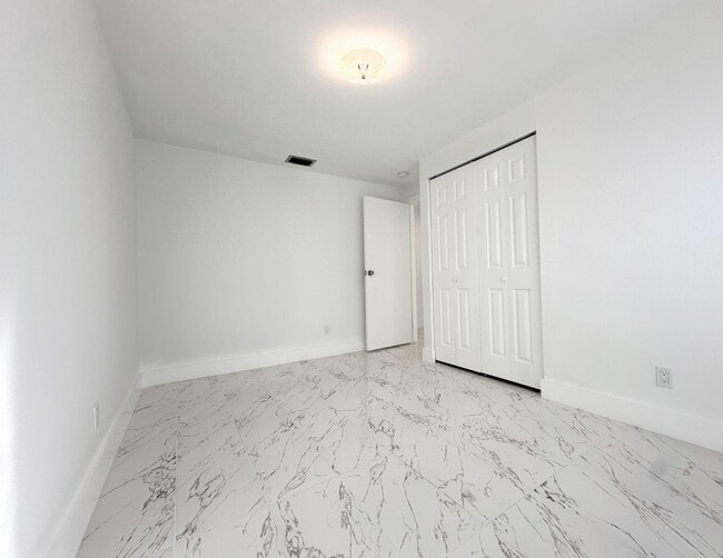 Building Photo - 1049 Grandview Cir