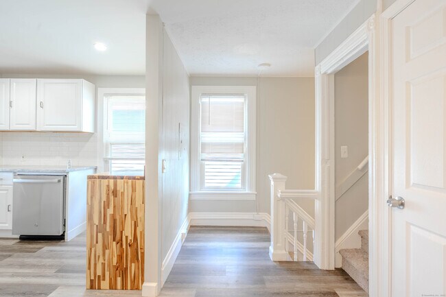 Building Photo - 37 Quintard Ave