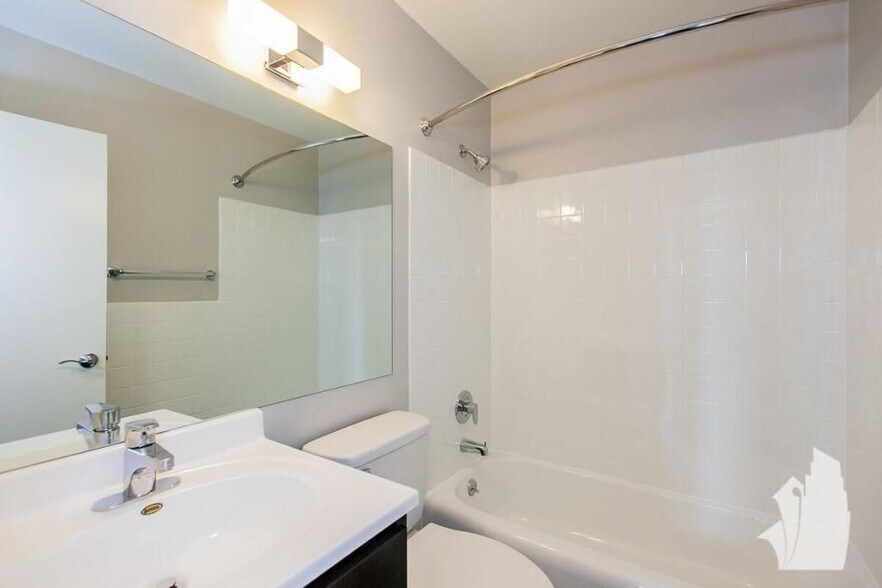 Building Photo - 5600 N Sheridan Rd