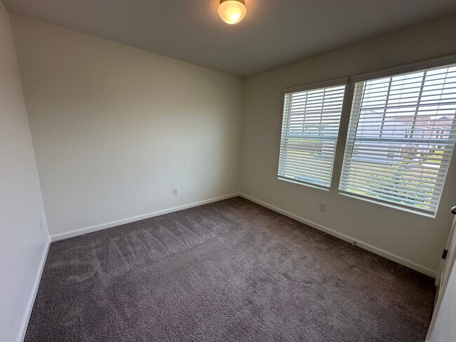 Building Photo - Spacious Home