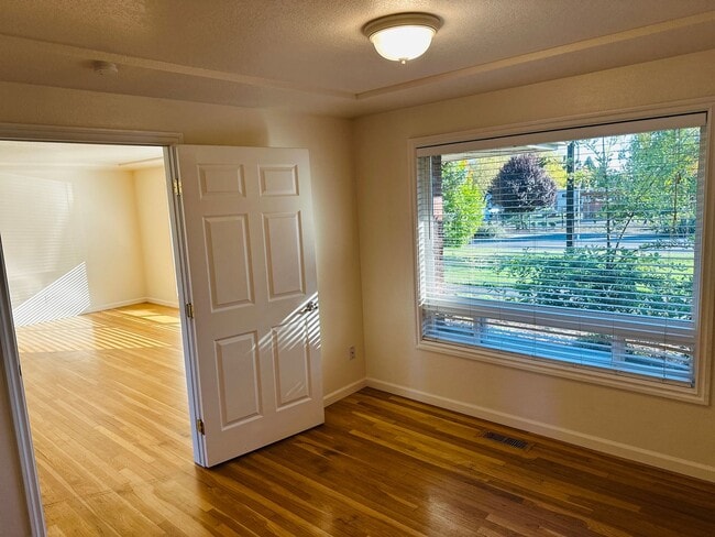 Building Photo - Vintage Remodel